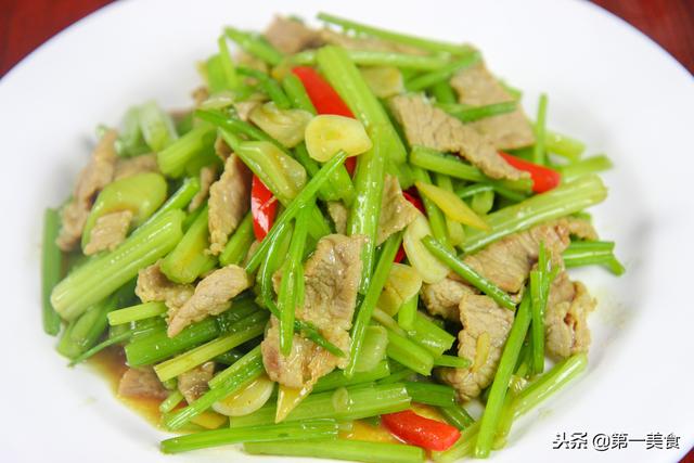芹菜炒肉的家常做法,2分钟炒好端上桌,色泽明亮,做法简单实用