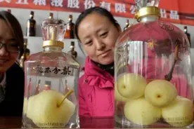 五粮液“永不分梨”酒的梨，是怎么放进去的？商家表示：小菜一碟图片