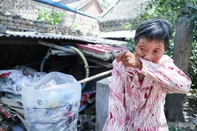 14岁孙患白血病一年未回家 72岁奶奶捡废品攒路费想去看孙子图片