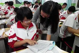 小学生上课打游戏被罚写检讨，用''藏头诗''讽刺老师：你真丑图片