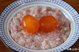 在饭店吃饭发现咸蛋黄蒸肉饼，回家复刻了这道菜，没想到很好吃图片