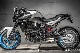 中排量运动街车摩托，宝马F900R瑞士版，115马力外观更帅图片