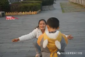 湖南22岁双学位姐姐带4岁孤独症弟弟上班，常被误会是母子图片