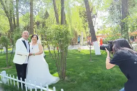 西宁两位钻石婚老人补拍结婚照图片
