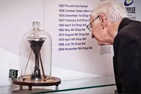 “滴沥青”实验，耗死两代科学家，仍未停止，只为证明沥青是液体图片