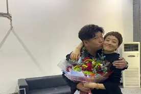 马伊琍与已婚男星拥抱还亲吻，双方一脸满足不避嫌，男方火速回应图片
