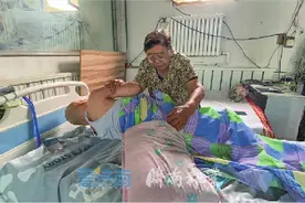 13年前儿子遇车祸高位截瘫，济南75岁老太养“多肉”撑家图片