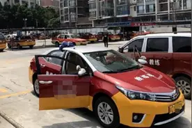 珠海女学员科目二两脚油门冲出50米外马路！教练追着大喊：快刹车图片