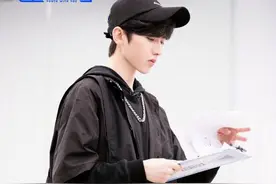 蔡徐坤新出机能风搭配，黑色帽衫叠穿搭配棒球帽，嘻哈感十足图片