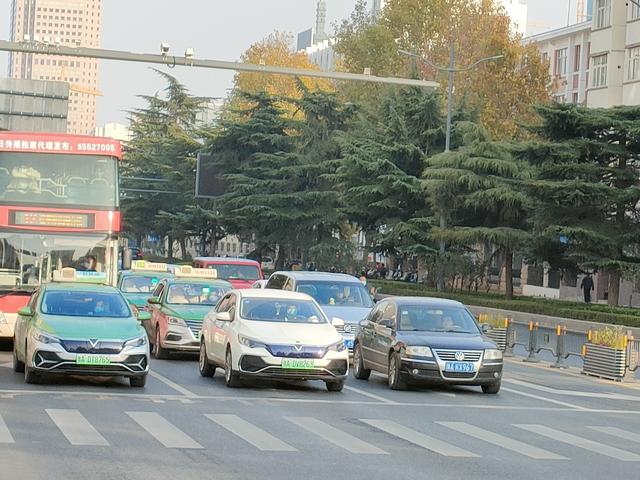 郑州市出租车9成已变“绿牌”，司机分享感受：一年能省2、3万，但对汽车寿命“不放心”