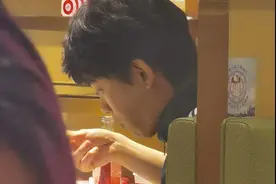 丁禹兮一人现身苏州海底捞 网友：做一个合格的干饭人图片