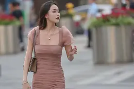 看街拍 学穿搭：选择Gucci酒神包的小姐姐 怎么搭配？图片