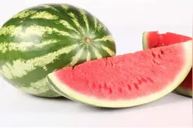 挑选西瓜时，别再用手拍了！老果农教你3个小技巧，西瓜皮薄香甜图片