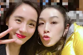 50岁钟丽缇扮嫩晒照，衣服臃肿表情僵硬，老公张伦硕瘦脱相图片