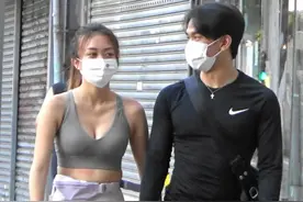 钱小豪长子携新欢遛狗，女友打扮清凉引路人注目，旁若无人秀恩爱图片