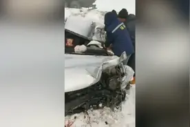 大庆安达发生车祸致一家四口被困，热心群众掰开车体将其救出视频封面