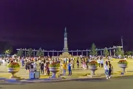 端午节前夜，哈尔滨防洪纪念塔人山人海，颇有节日氛围图片