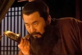 曹操下令伤庄稼者即刻斩首，不料自己的马匹受惊，踏坏麦田图片