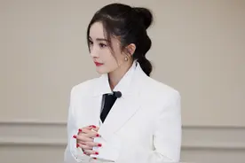 杨幂真不愧是穿搭女王，白色西服内搭白衬衫简约高级，少女感爆棚图片