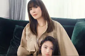 任达华女儿妈妈琦琦一同拍摄最新广告大片，完美遗传妈妈的大长腿图片