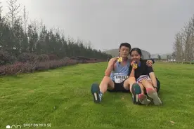 赛道上的情侣：郑马，新婚第一跑图片