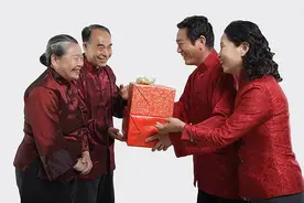 有人问，家中父母收入都很高，每周都回父母家吃饭应该买东西吗？图片