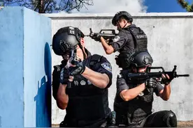 泸州女网友纷纷表白的“传奇刑警” ，遭了！图片