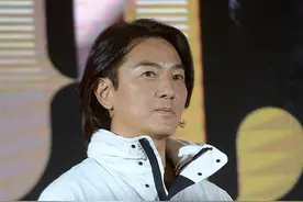 54岁郑伊健还在留长发？看到他的板寸造型后：爷青结图片