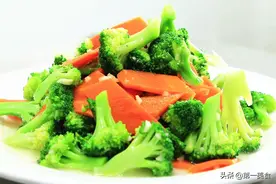 炒西兰花、最忌直接下锅炒和焯水！学会1招，西兰花爽脆又入味图片