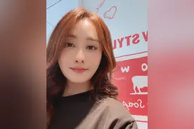 47岁陈德容与富豪离婚1年，打扮粉嫩现商演捞金，笔直长腿引关注图片