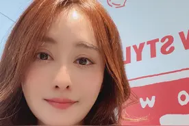 47岁陈德容与富豪离婚1年，打扮粉嫩现商演捞金，笔直长腿引关注图片