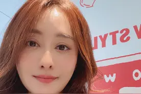 47岁陈德容与富豪离婚1年，打扮粉嫩现商演捞金，笔直长腿引关注图片
