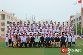 12张毕业照上C位出道，连云港护学“奔跑哥”又火了图片