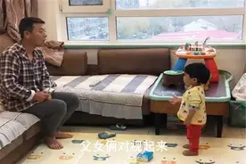 2岁女儿教训老爸被反驳，撸起袖子要找妈妈，网友：地位一目了然图片