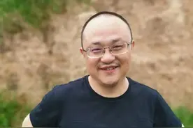 他曾这样解释“人间值得”，却在46岁猝然离世图片