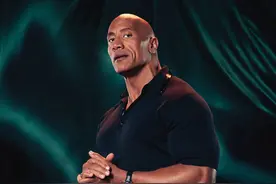 巨石强森艾米丽合体，亲密搭肩感情好，合作迪士尼新片将上映图片