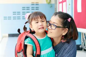 女儿在幼儿园尿裤子，妈妈却感动又自责：入园前需要学会3种能力图片