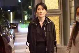 被49岁俞飞鸿惊艳！一身黑色手插裤兜帅气知性，年纪越大越有韵味图片