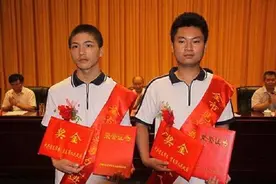 6年前，为救全车人错过高考的2位“夺刀少年”，他们后来怎么样？图片