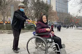 五年如一日，风雨无阻！西安65岁大爷每天推轮椅陪91岁母亲散步图片