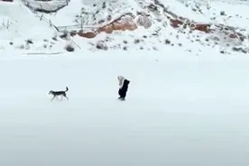 80岁奶奶独居贝加尔湖畔，出门靠溜冰，这是真正的冰雪女王图片