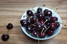 洗车厘子，用盐水洗等于吃虫卵，教你正确方法，农药脏东西都跑掉图片