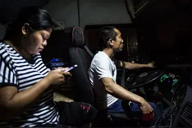 直击：卡车夫妻的真实生活，一天24h都在车上，每到夜晚最难熬图片