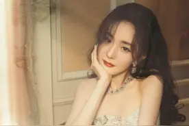 时尚盛典女星：杨幂礼服像婚纱，唐嫣像穿铁丝网，关晓彤大秀美背图片