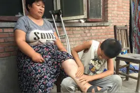 镜头下：10岁儿子用40斤的身躯，撑起了200斤的妈妈图片