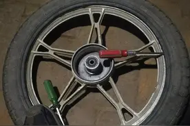 摩托车更换内胎屡次被撬破，新买撬胎棍是罪魁祸首，细节决定成败图片