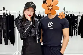 关晓彤逛街买衣服，快1米73的身材穿皮衣真酷，就是丝袜有点土图片