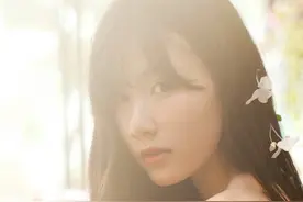 长发飘飘校花美女梦幻写真，小背心尽显妖媚身材图片