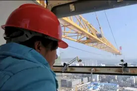 为什么塔吊师傅可以一整天不下来，不吃饭不上厕所？看完后懂了！图片