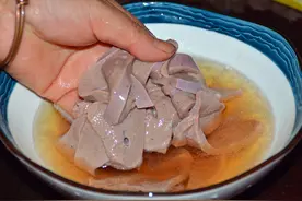 猪肝只用清水洗，等于吃毒素，多加一步，猪肝“血水毒素”全跑光图片